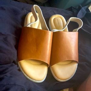 8.5 extra wide cloudwalker sandals with elastic strap in the back.